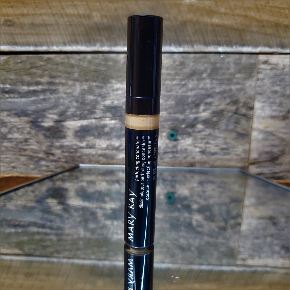 DISCONTINUED - Light Bronze - Mary Kay Perfecting Concealer - Picture 2 of 4